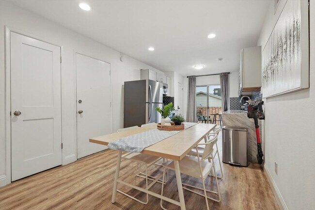 Foto del edificio - 8083 Meadow Rd