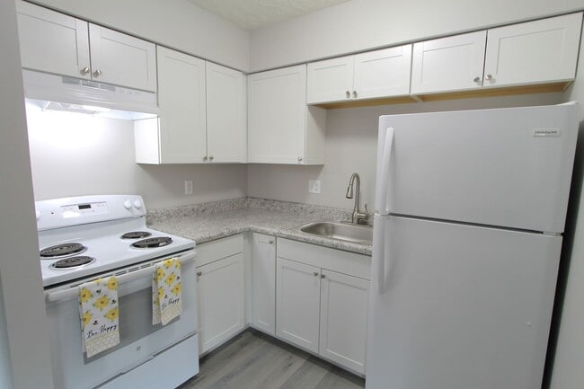 Building Photo - Great location and beautiful updates.  Pet friendly one bedroom in Bellevue.