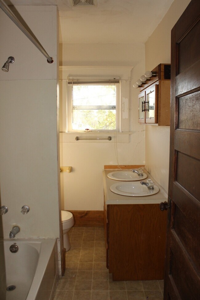 Building Photo - Dishwasher and Washer/Dryer Included