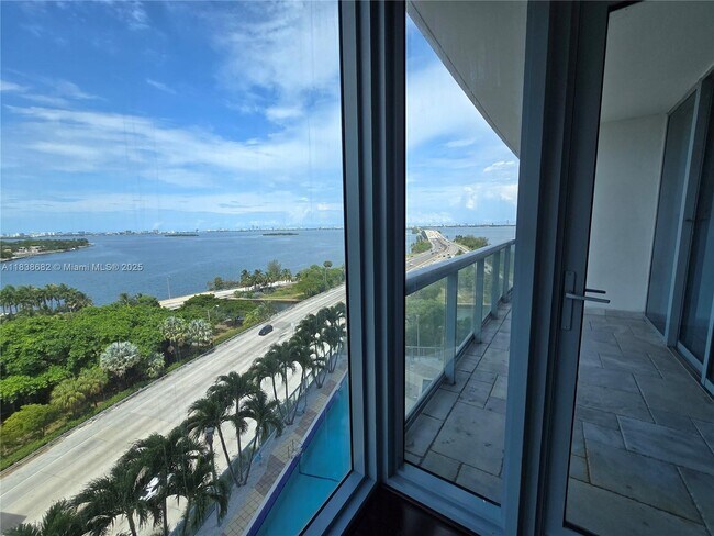 Foto del edificio - 601 NE 36th St