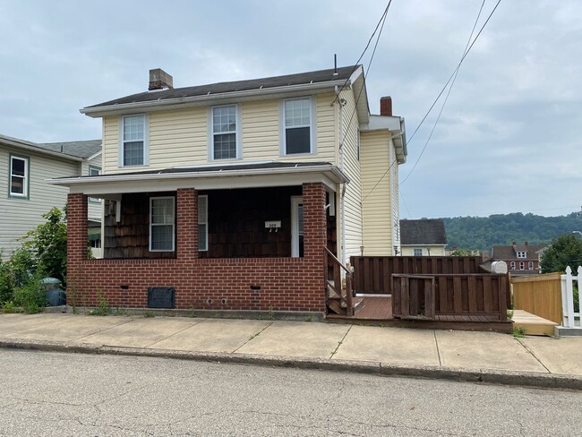 309 W 9th Ave Unit Rear (Floor 1), Tarentum, PA 15084 - Room for Rent ...