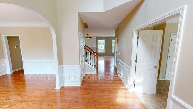 Building Photo - 606 Heathercrest Ct