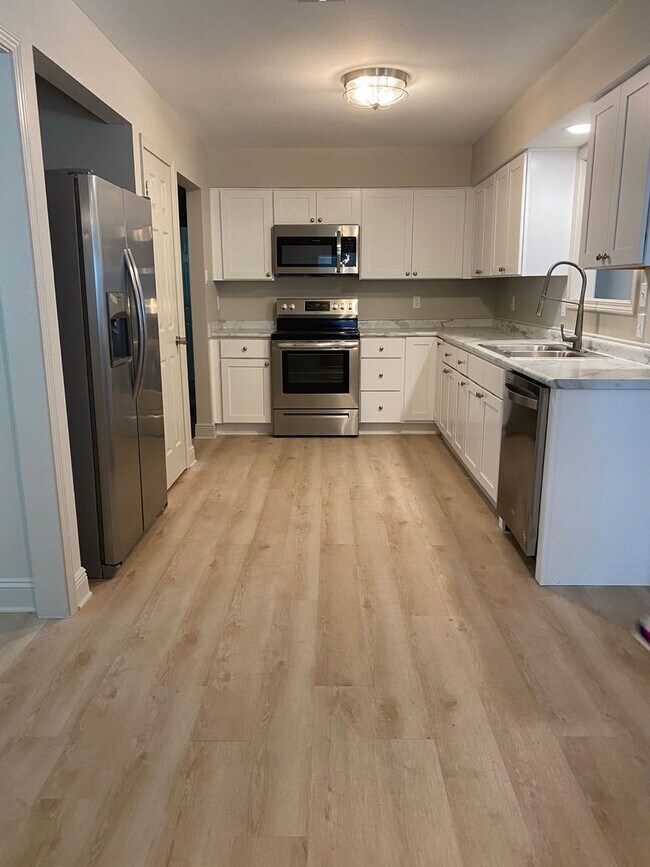 Foto del edificio - OCEAN SPRINGS GOLF CART DISTRICT - 3 BED 1 BATH HOUSE