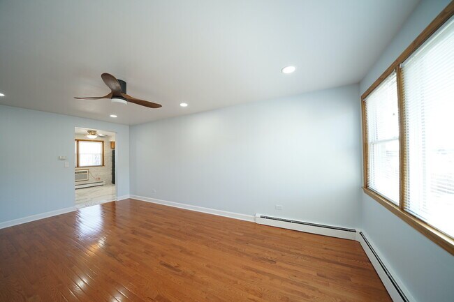 Building Photo - 8548 W Lawrence Ave