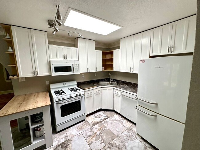 Foto del edificio - 8619 Groveland Dr