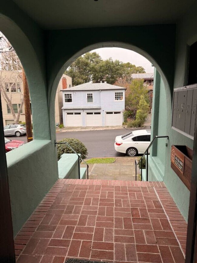 Foto del edificio - Quite a bedroom with plenty of light, Great location and is just off the main St. It is quite als...