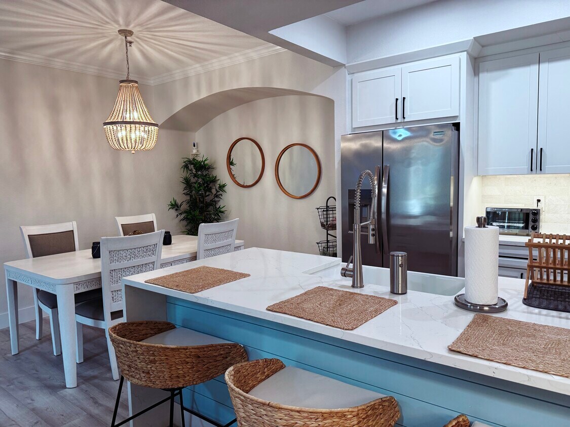 Dining Room - 10075 Gate Pky N