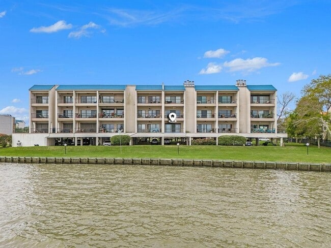 Building Photo - 351 Lakeside Ln