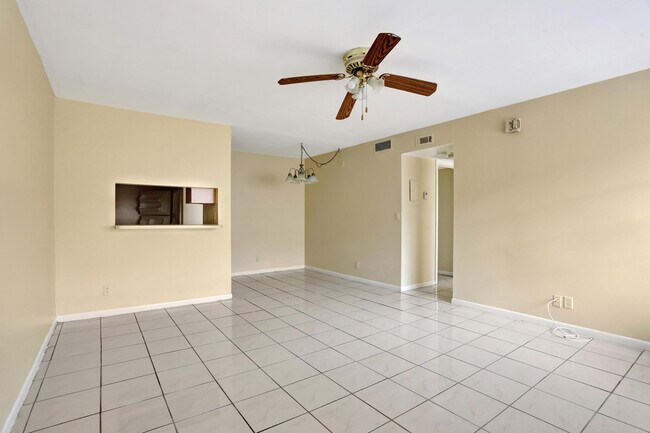 Building Photo - 832 Twin Lakes Dr
