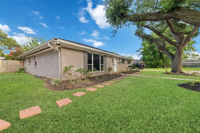 Building Photo - 11911 Renwick Dr
