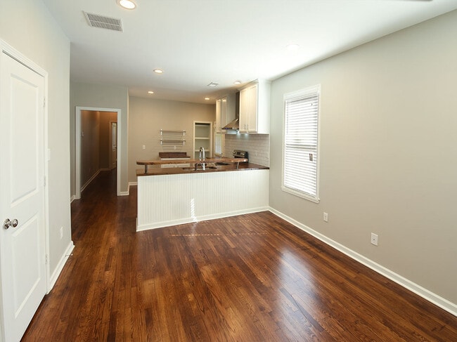 Building Photo - 1 Bedroom, 1 Bathroom Duplex Near Stone Wa...