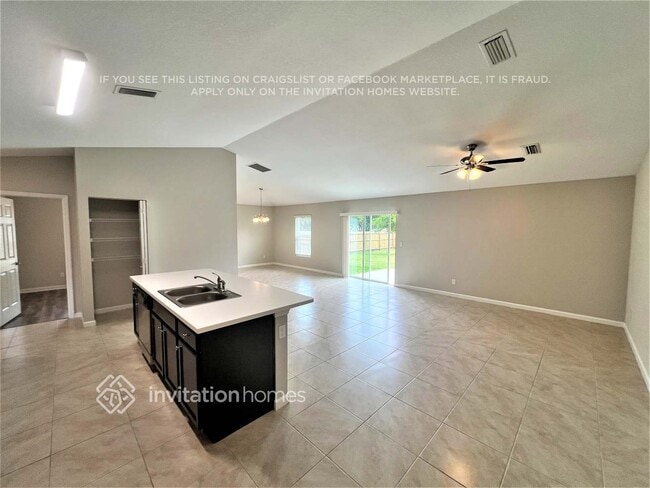 Building Photo - 832 SE Starflower Ave