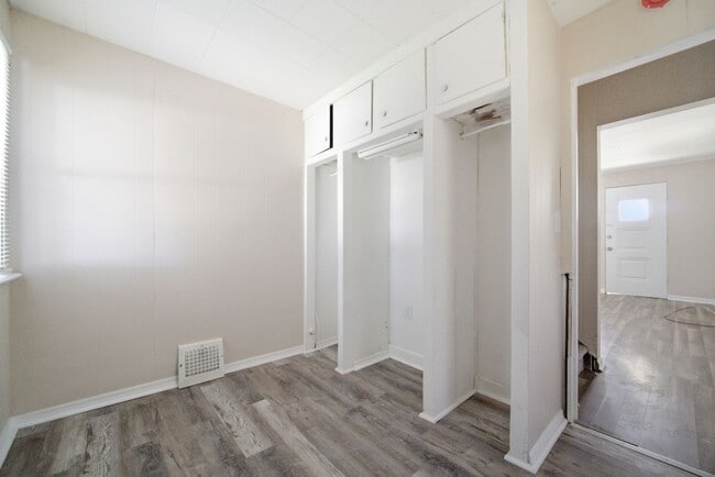 Building Photo - 3881 W 117th St