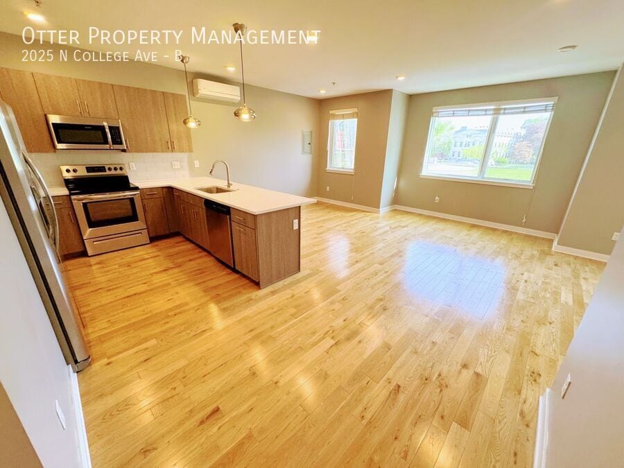 Primary Photo - 2025 N College Ave
