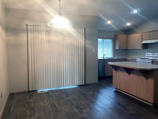 Building Photo - **$500 OFF First Full Month's Rent** *Fres...