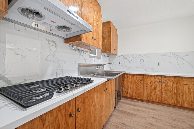 Foto del edificio - 7950 Longridge Dr