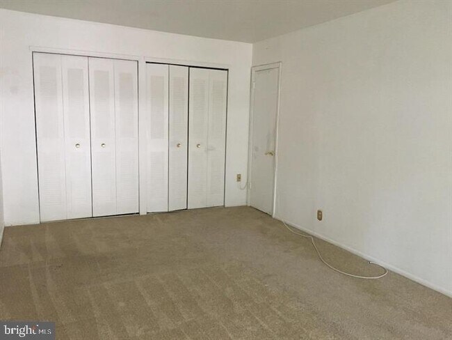 Building Photo - 247 E Chelsea Cir