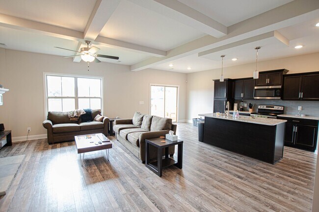 Building Photo - Pet Friendly in Eagle's Bluff!