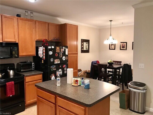 Building Photo - Move in February!