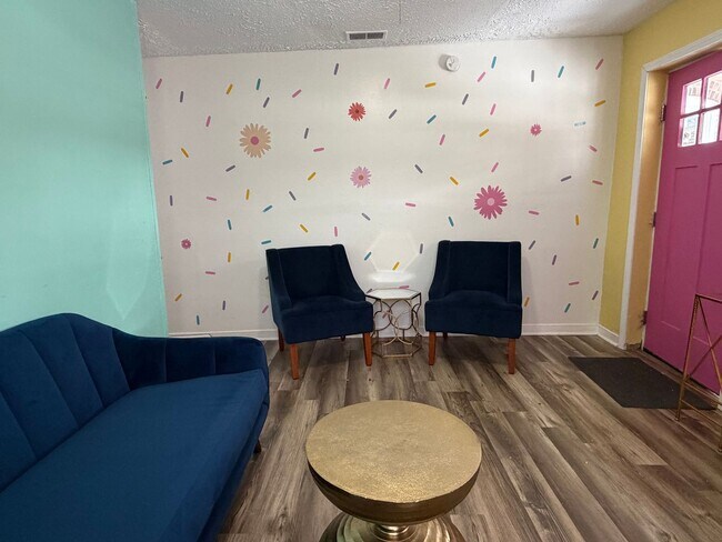 Foto del edificio - This Home is available NOW, cannot be held