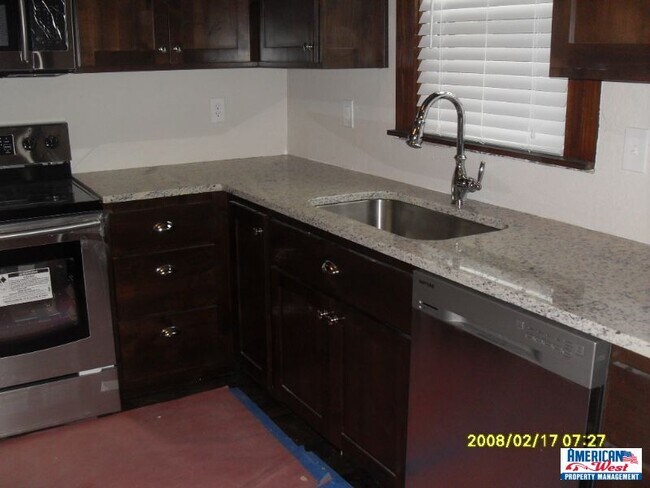 Building Photo - Updated 2 bedroom duplex