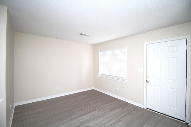 Building Photo - Affordable Updated 1BR Apartment with LVP Flooring, Modern Kitchen Finishes & Convenient Access t...