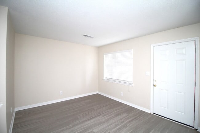 Building Photo - Updated 1BR/1BA Apartment Near UWF – Ideal...