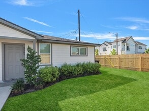 Building Photo - 2202 Solo St