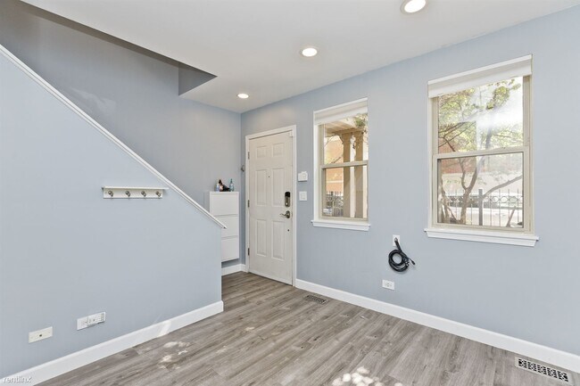 Building Photo - 2 br, 2.5 bath Townhome - 1332 N Burling St