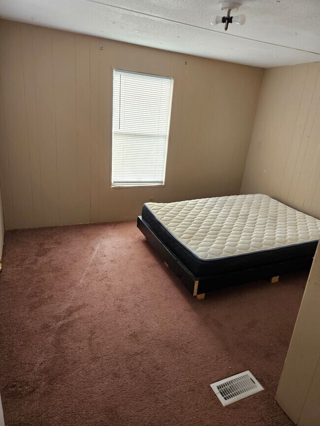 Building Photo - 2 bed 1 bath mobile home for rent