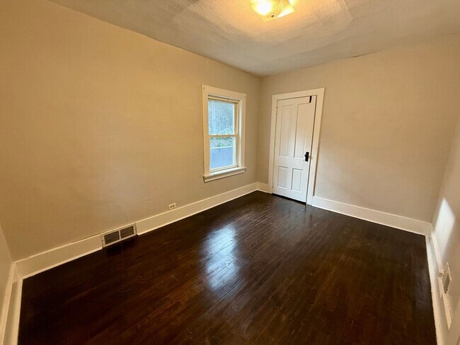 Foto del edificio - 3 Bed 1 Bath Single Family Home in Rothschild