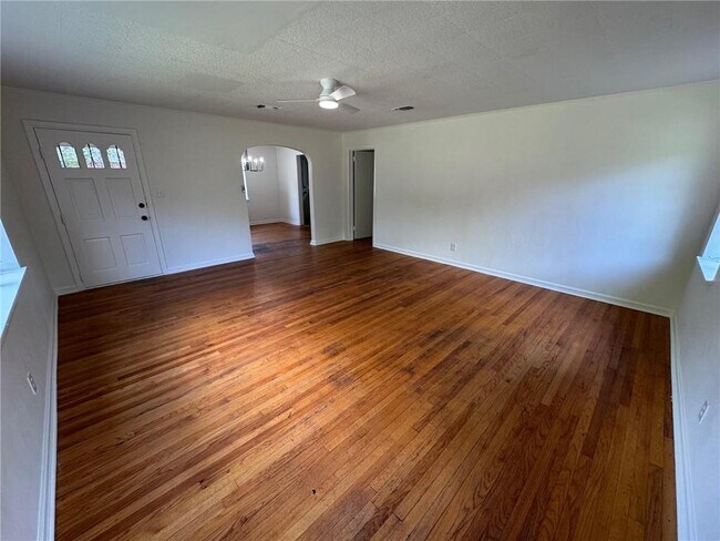 Foto del edificio - 713 Iris Ave