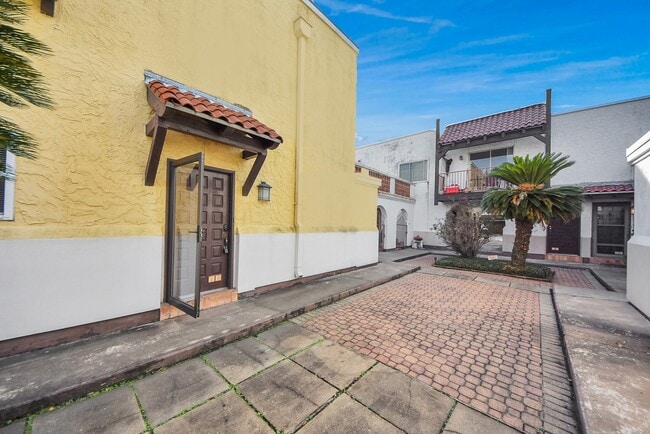 Foto del edificio - 2744 Briarhurst Dr