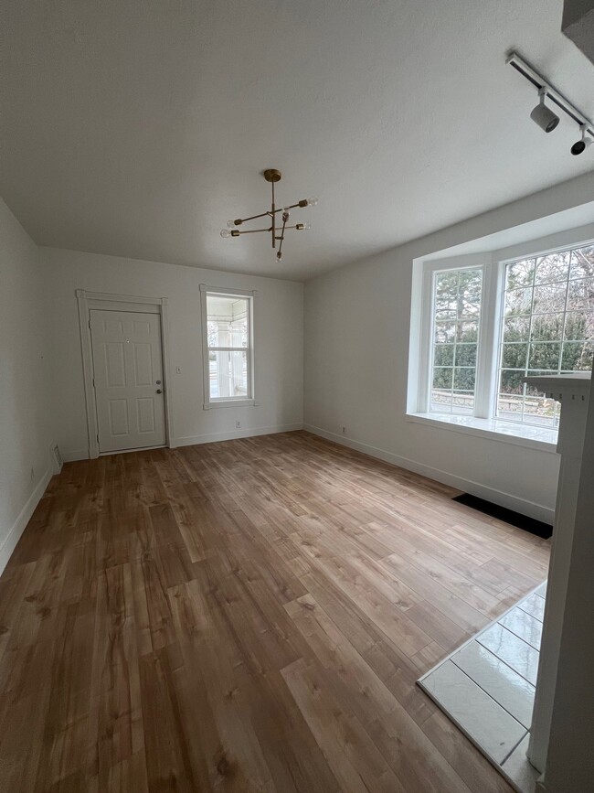 Building Photo - 948 E 400 S