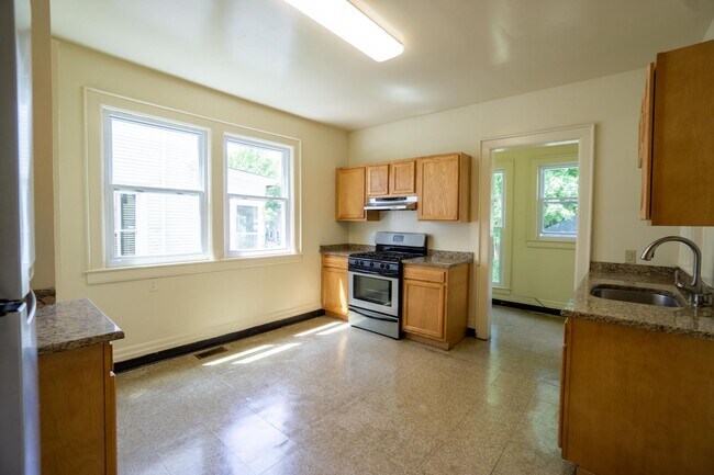 Building Photo - Spacious Single Family Home Available 8/1/25