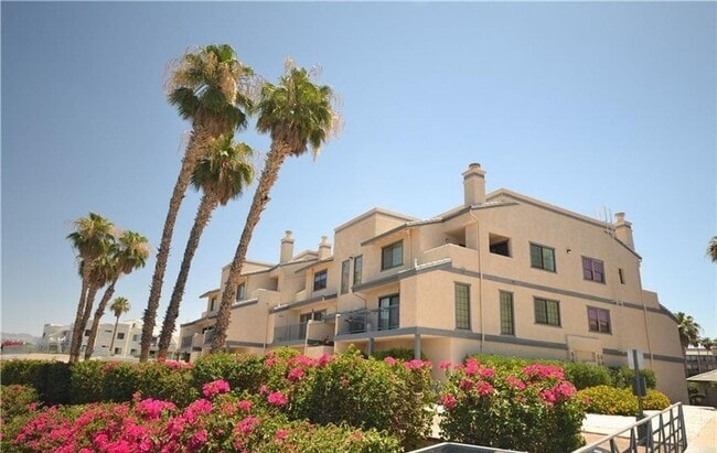 Foto del edificio - 2BR Furnished  Winter Rental Condo Riverfront complex with UTILITIES