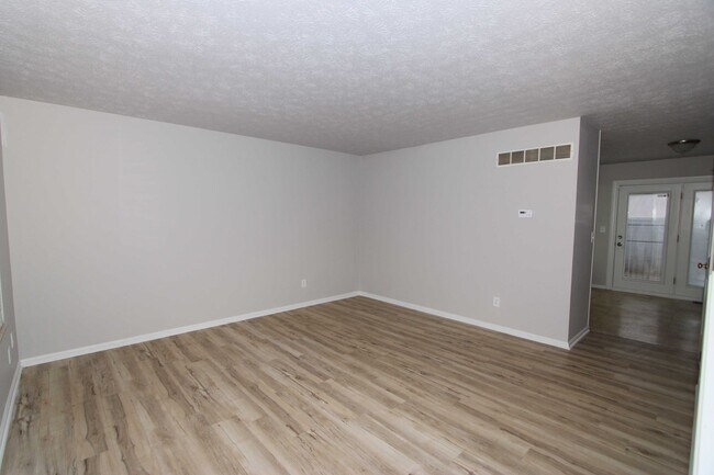 Building Photo - 2 Bed 1.5 Bath Condo