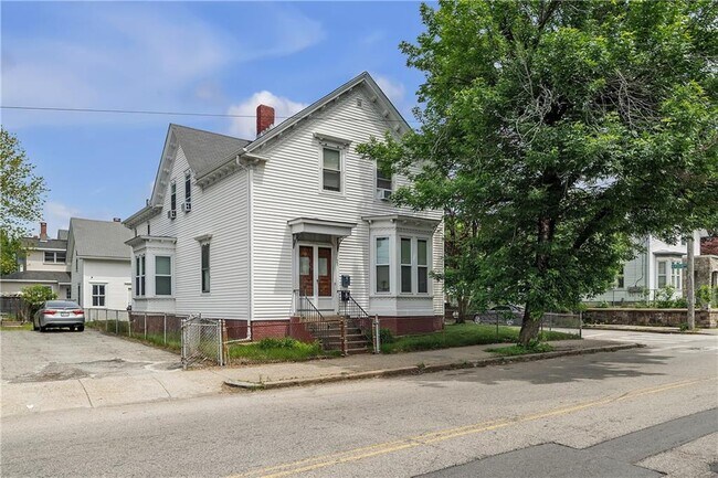 Foto del edificio - 585 Plainfield St