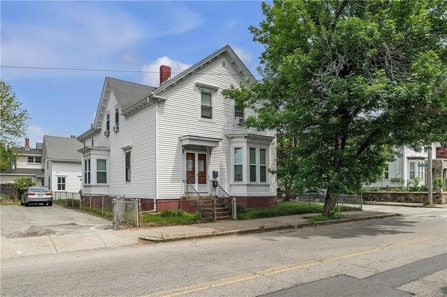 Building Photo - 585 Plainfield St