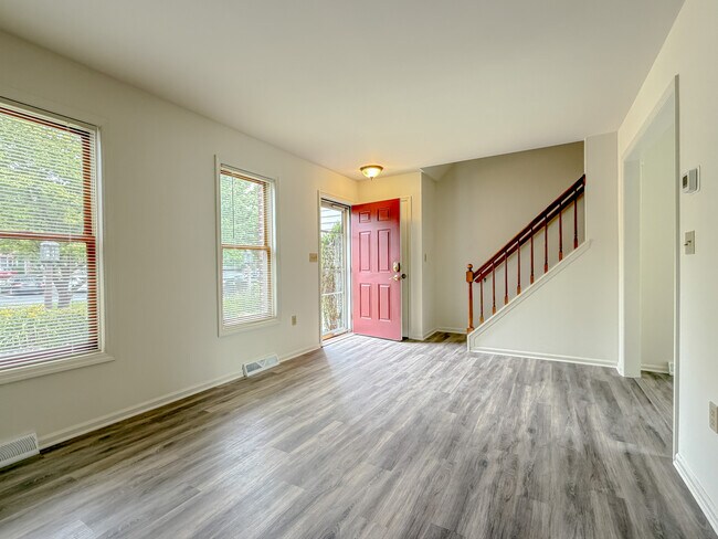 Foto del edificio - 28 Pheasant Ln