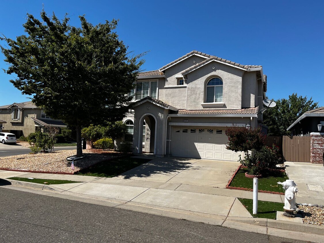 Primary Photo - Executive 4 Bedroom, 2.5 Bathroom 2100 Sqf...