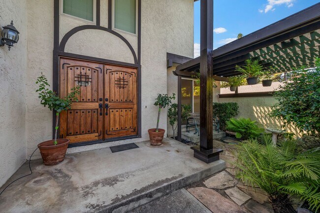 Foto del edificio - 3 Bedroom 2.5 Bathroom SFH in Los Altos!