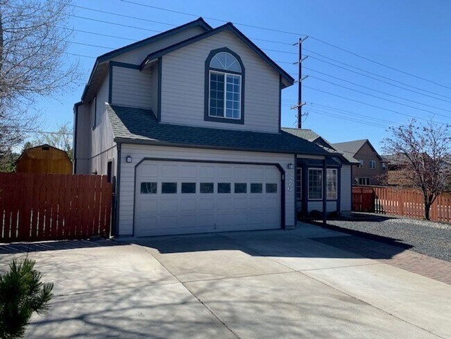 Foto del edificio - 3 Bed/2.5 Bath NE Bend Single Family Home with Hot Tub