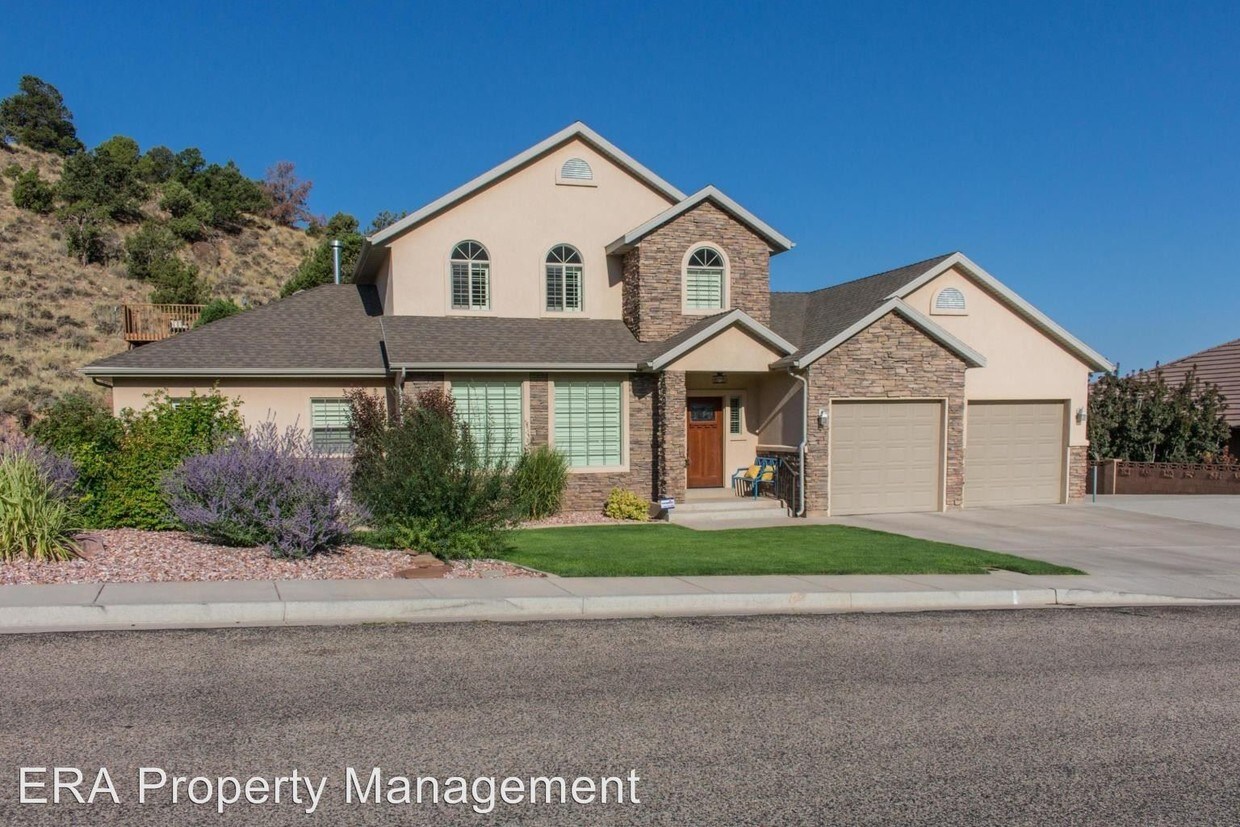 Building Photo - 4 br, 3 bath House - 1469 N Fairway Dr.