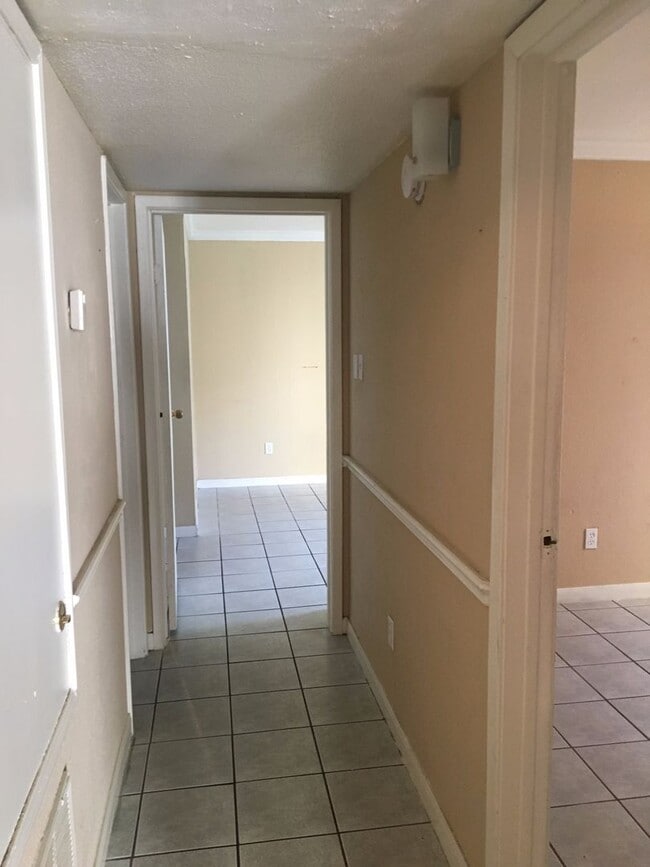 Building Photo - 2 BR 1 BA Condo - Downstairs