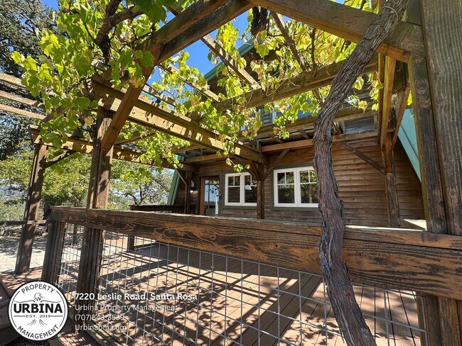 Foto del edificio - A Private 43 Acre Mountain Top Retreat