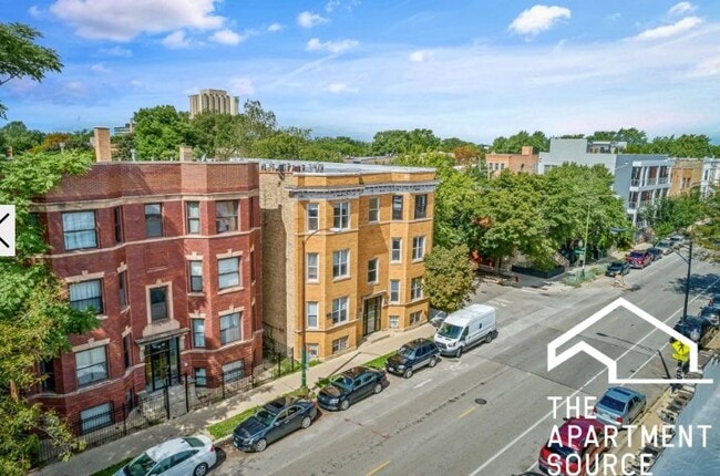 Building Photo - 1024 N Damen Ave