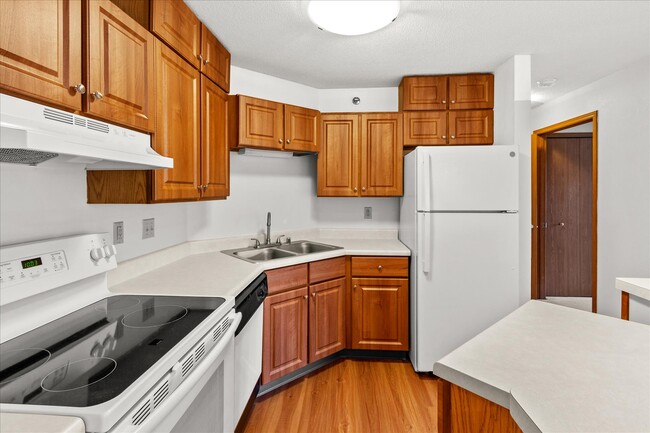 Large Kitchen - Wilshire Manor Apartments