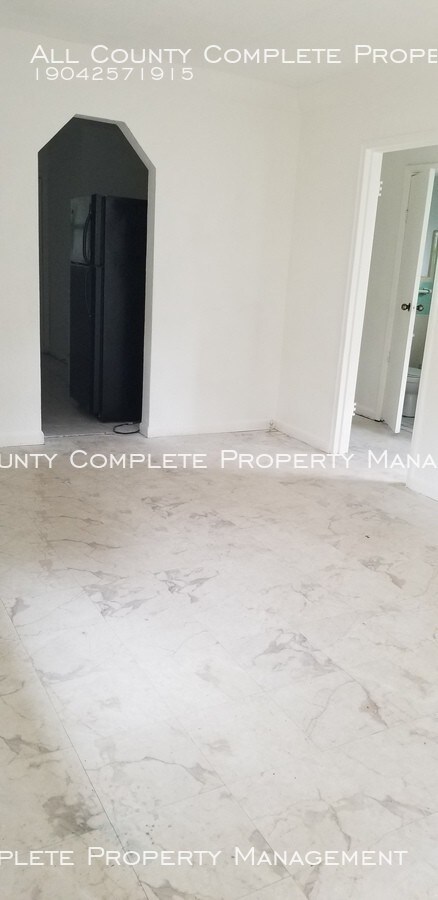 Building Photo - Two-Bedroom Triplex Unit - Water Included!