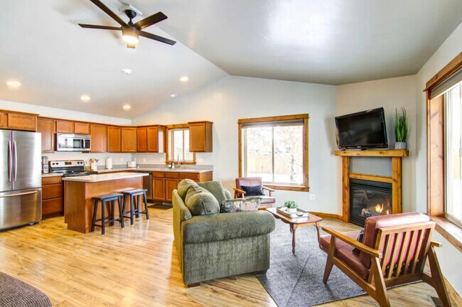 Las descripciones y fotografías interiores son de la Unidad A amueblada, la Unidad B tiene un plano de planta similar pero opuesto. - 91 E Rosebud Ave